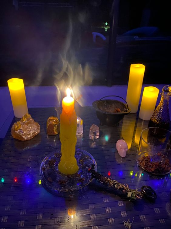 Love spells with incense during a waxing moon at home